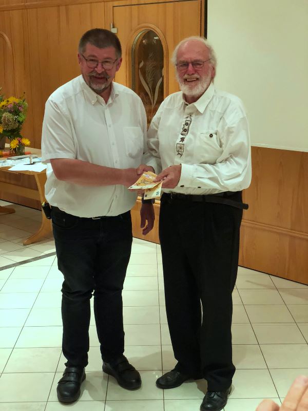 Bei der Herbstversammlung des OGV wurde an Herbert Pügerl von MONA ein Geldbetrag von 400 Euro aus dem Verkauf der Kräuterbüschelaktion gespendet